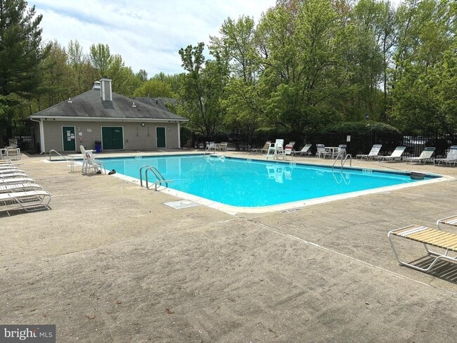 Building Photo - 14 Cheverny Ct