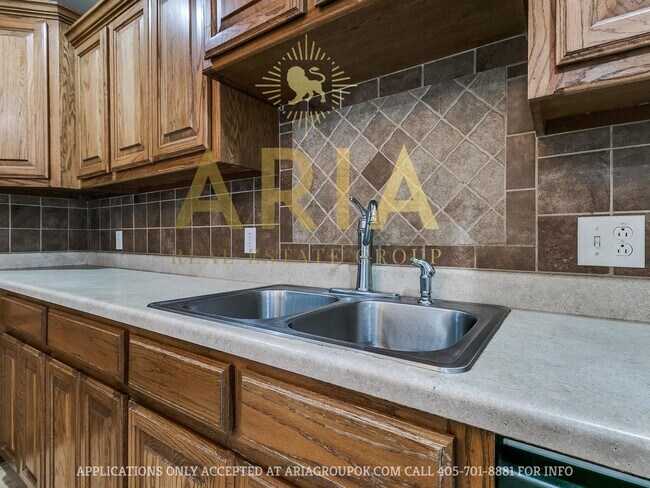 Building Photo - *611-613 Welston Cr.