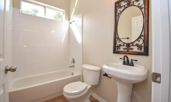 Building Photo - 4 Bedroom 3 Bathroom Home in Brookfield