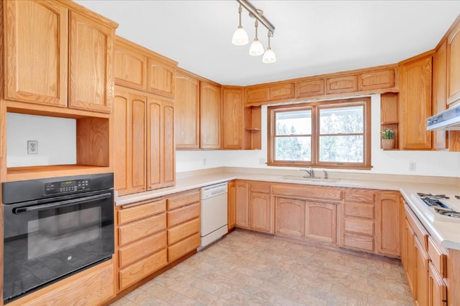 Building Photo - 21179 Hemlock St