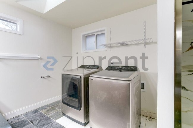 Building Photo - 10123 Cornell Ave S