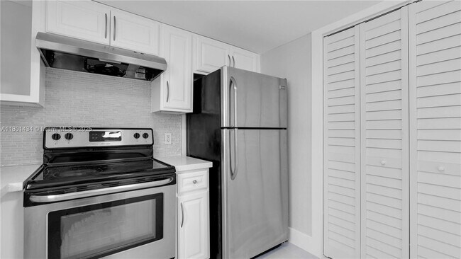 Building Photo - 2412 W 54th Pl