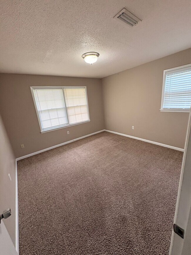 Building Photo - 102 Navaho Dr