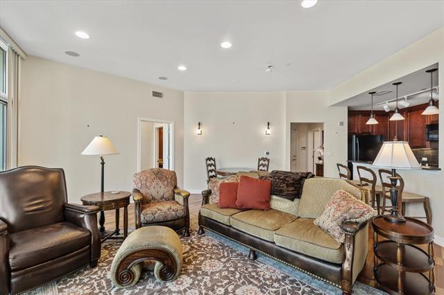 Building Photo - 500 Throckmorton St