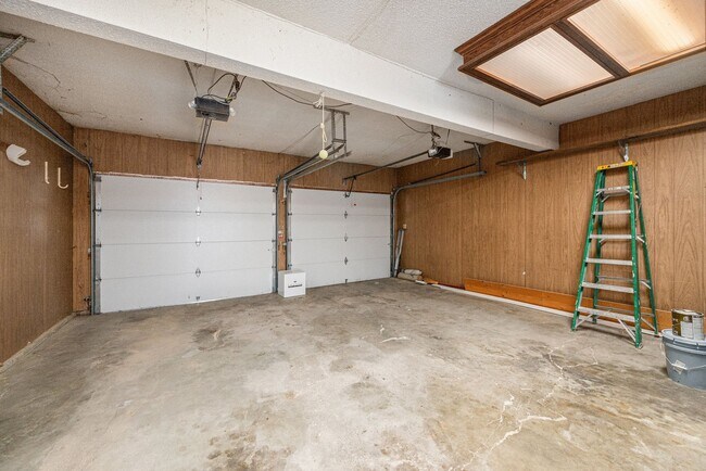 Building Photo - Renovated Lakefront 5 Bedroom Home with 2 Garages!