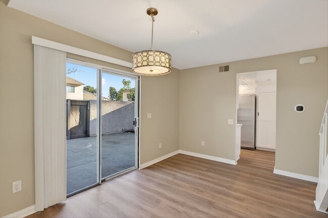 Building Photo - 3 Bedroom Townhome: Prime Location with Pool, Clubhouse and More!