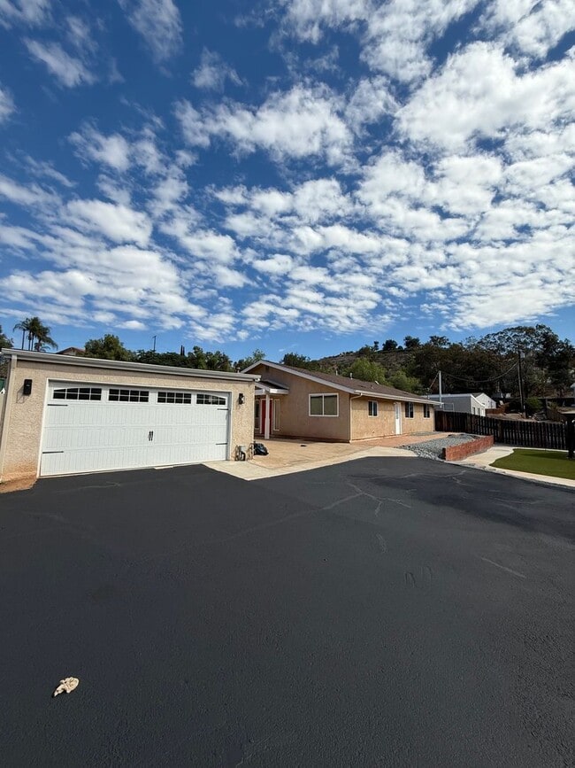 Building Photo - Beautiful 3 Bedroom 2 bath home in well de...