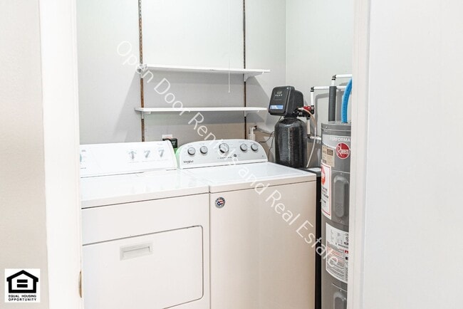 Building Photo - 2 Bedroom duplex available now!