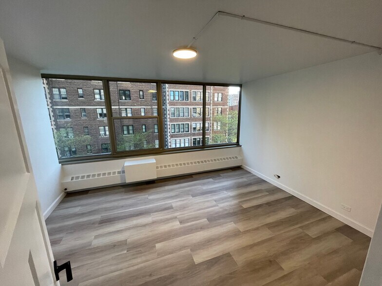 Building Photo - 360 W Wellington Ave