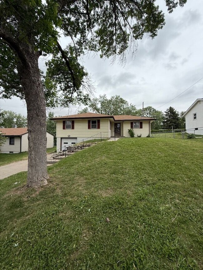 Building Photo - Benson 3 Bedroom!