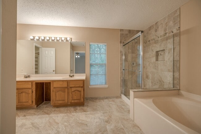 Building Photo - 11 Robin Run Dr