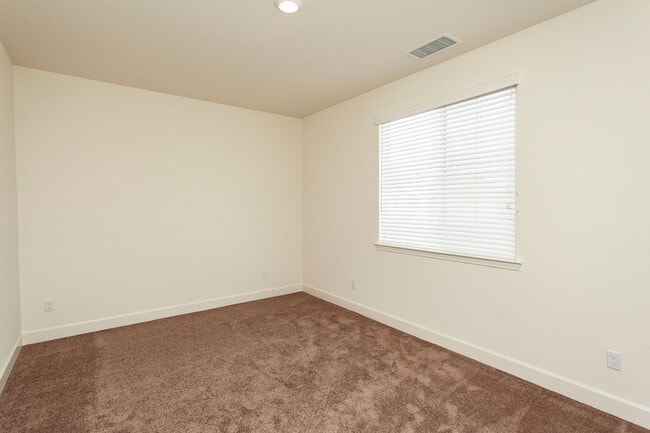 Building Photo - 2032 Frst Grv Ln