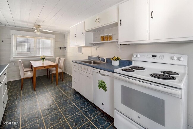 Building Photo - 232 Main St