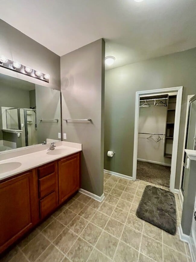 Building Photo - Spacious Move In Ready Townhome on Johns I...