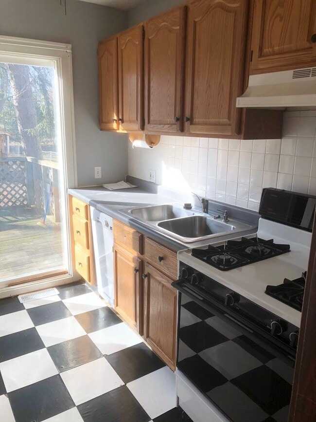 Building Photo - Charming 2 Bedroom House!