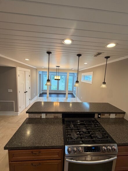 Building Photo - 704 Briarwood Ter