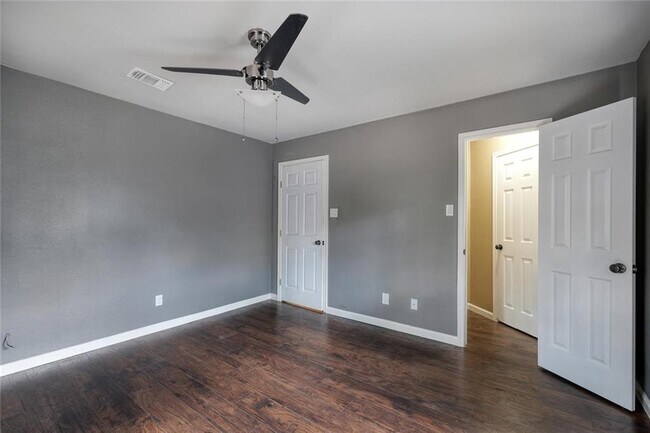 Building Photo - 2105 Vivian Dr