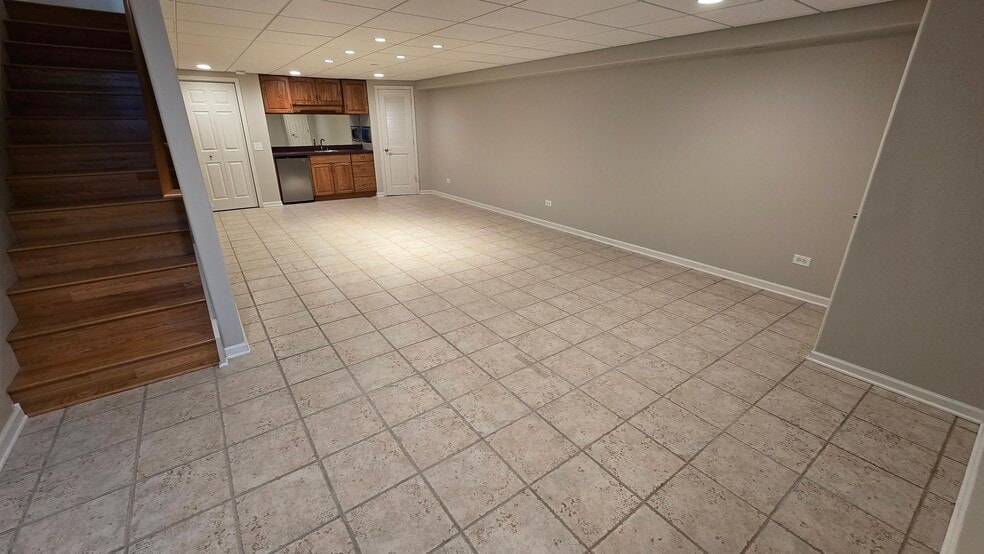 Finished basement with wet bar - 2807 Stonewater Dr