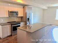 Building Photo - Absolutely Gorgeous Bi Level 3bd+den with ...