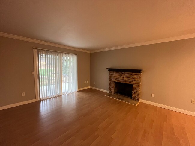 Building Photo - 3bed 2bath available in Rosemont! Pet frie...