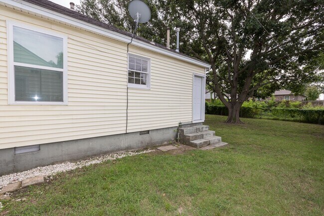 Building Photo - Beautiful 2 Bedroom, 1 Bath Home Coming Soon!