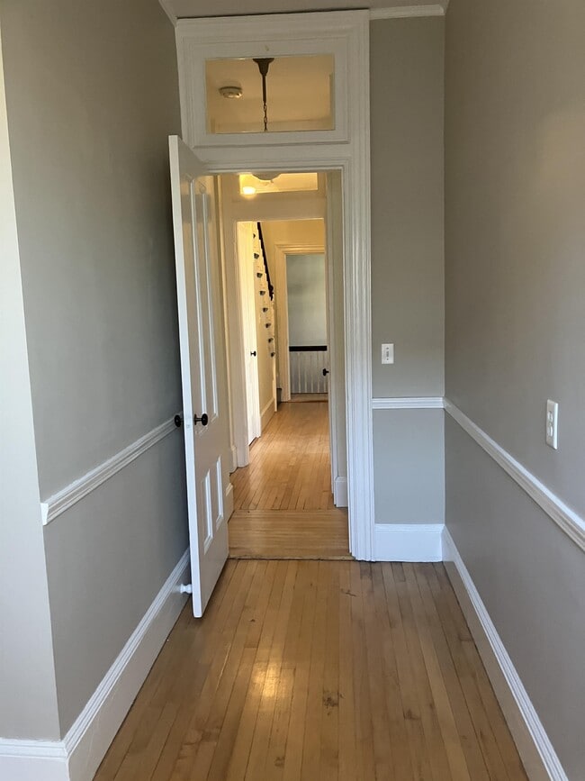 Building Photo - 322 Spring St