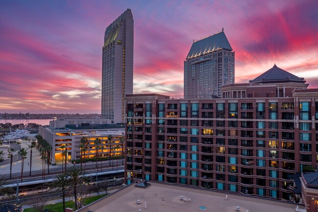 Building Photo - Water Views in the Pinnacle Marina