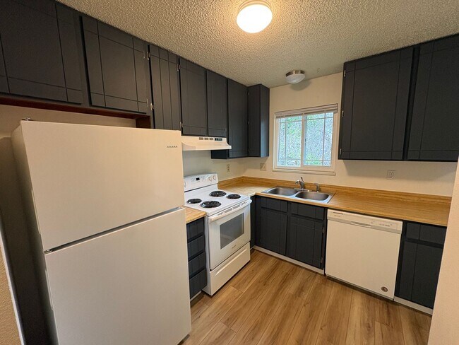 Building Photo - Updated **2 Bedroom | 1.5 Bath | 1-Car Garage Townhome**