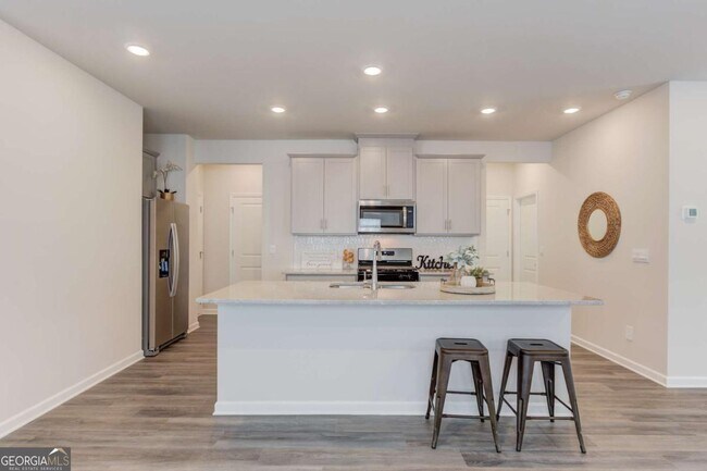 Building Photo - 1325 Lyon Wy Dr