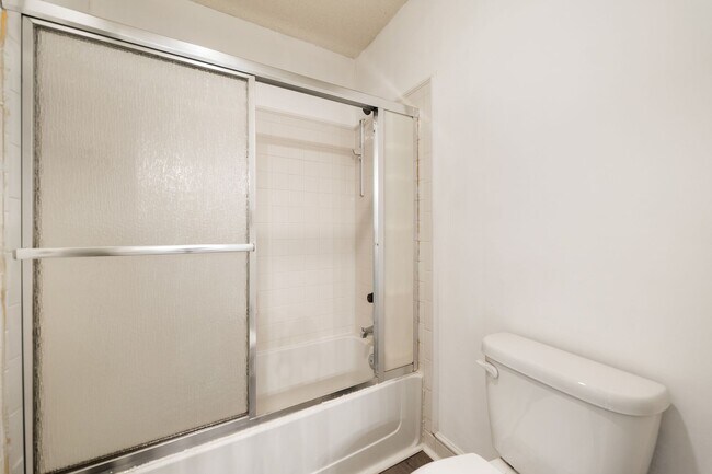 Building Photo - Updated 2BR/2.5BA in Fantastic Chapel Hill Location! Convenient to I-40!