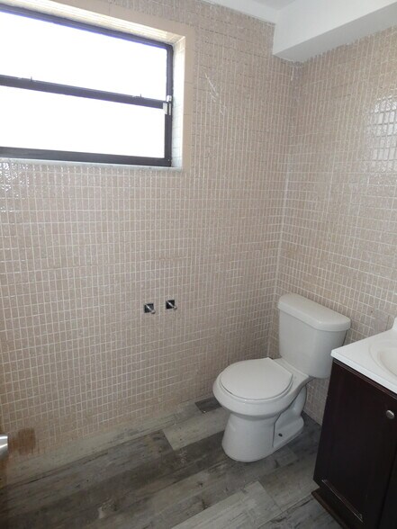 Building Photo - 14212 NE 4th Ave