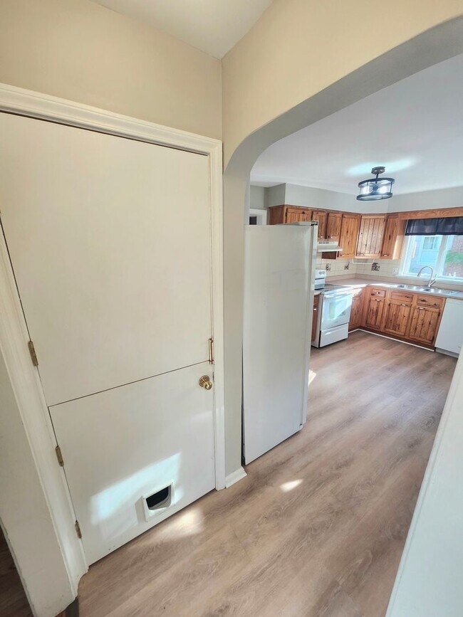 Building Photo - Spacious 4bd apt | Laundry hooks ups | Off street parking