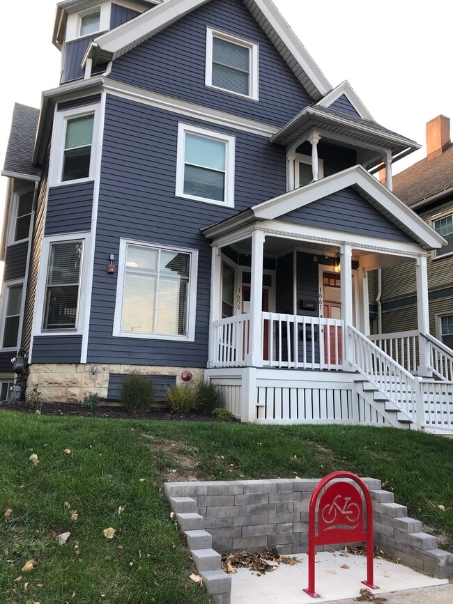 Building Photo - 1659 N Van Buren St