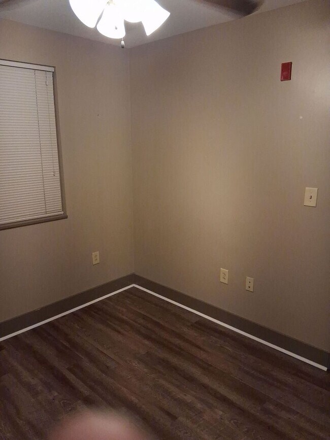 Building Photo - Short-term lease ONLY (NOW through July 15...