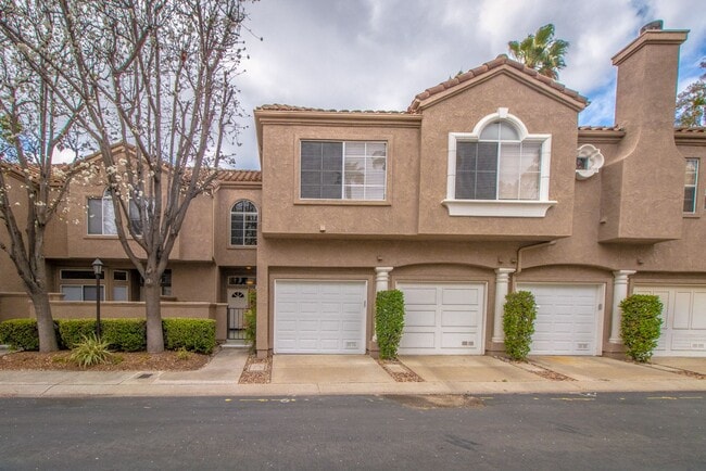 Building Photo - Beautiful 2 Bed, 2.5 Bath Two-Story Townhome in Belsera