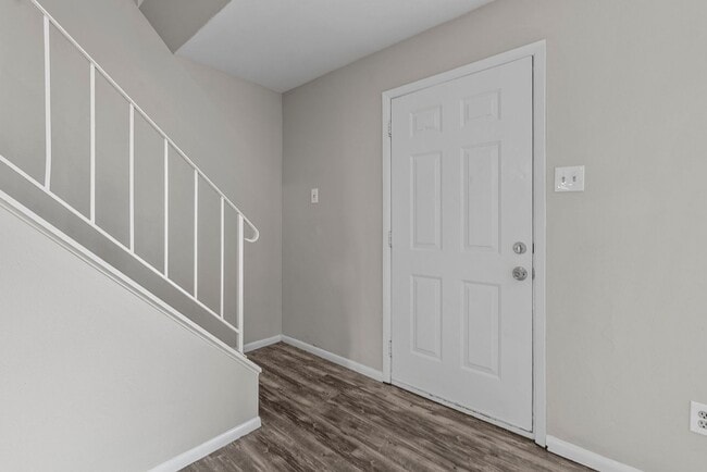 Building Photo - Newly Updated 3-Bedroom Duplex with Fresh Paint and Flooring!