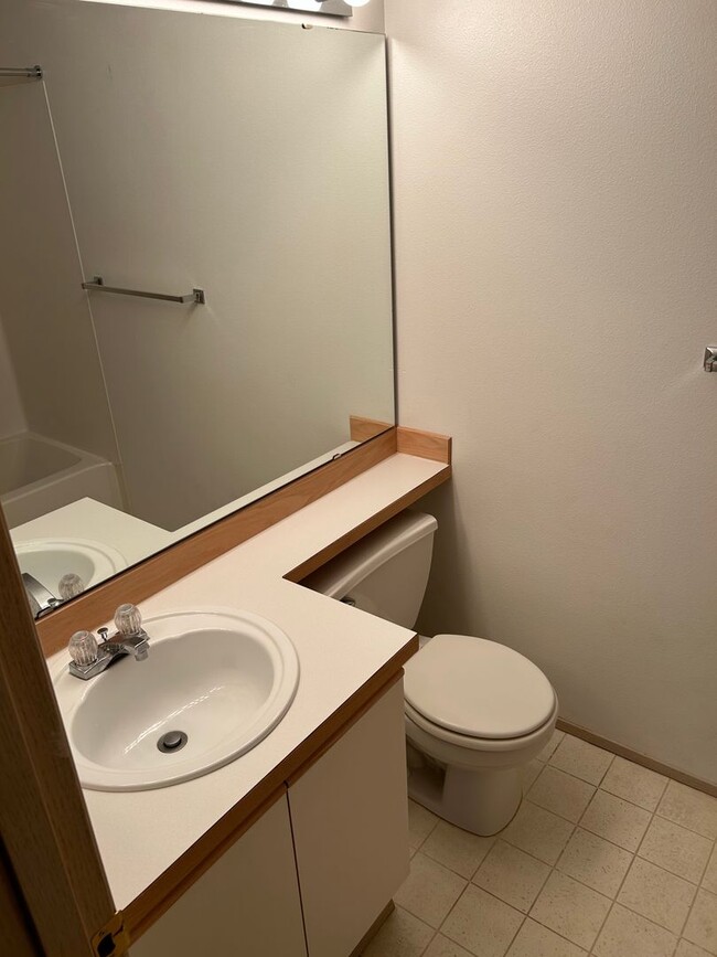 Building Photo - 2 Bed, 2 bath Condo w/garage in West Bay at The Lakes in Kent, $2550/mo.