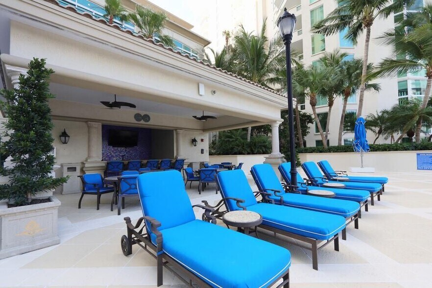 Building Photo - 411 N New River Dr E