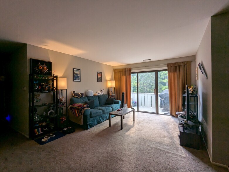 Building Photo - 404 Pinetree Ln