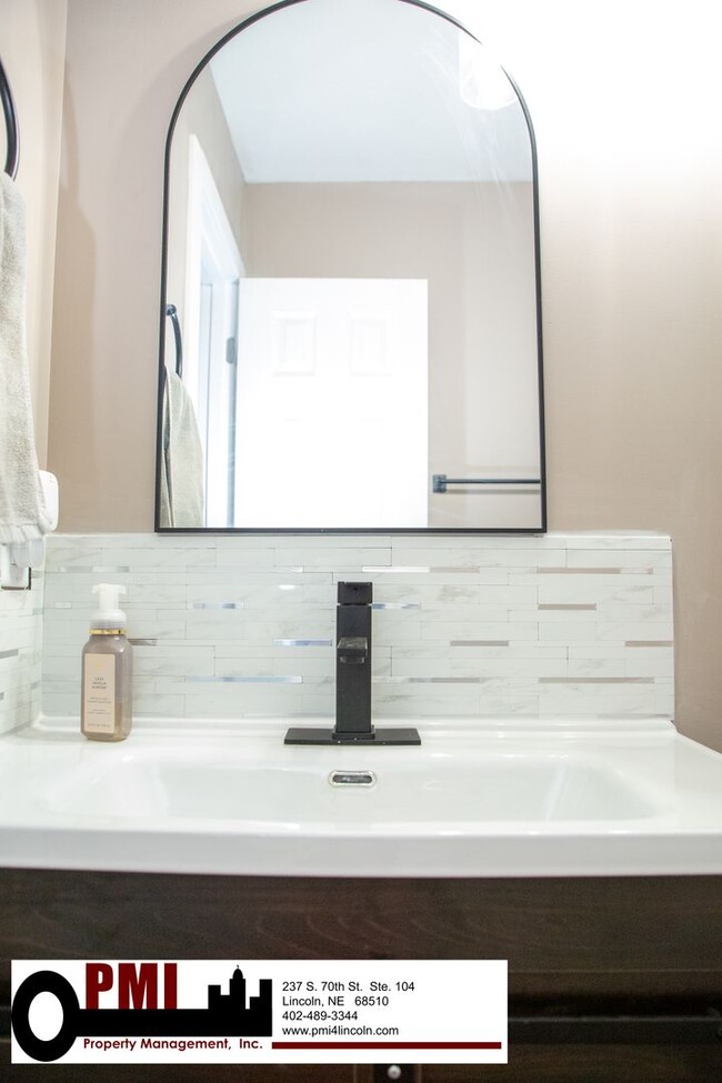 Building Photo - 4 Bedroom and 3 bathroom Fully Furnished