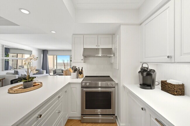 Building Photo - Naples Continental - Condo on the beach!!
