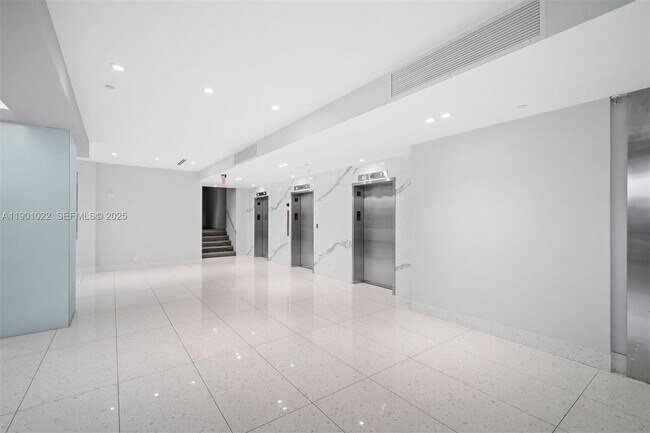 Building Photo - 20301 W Country Club Dr