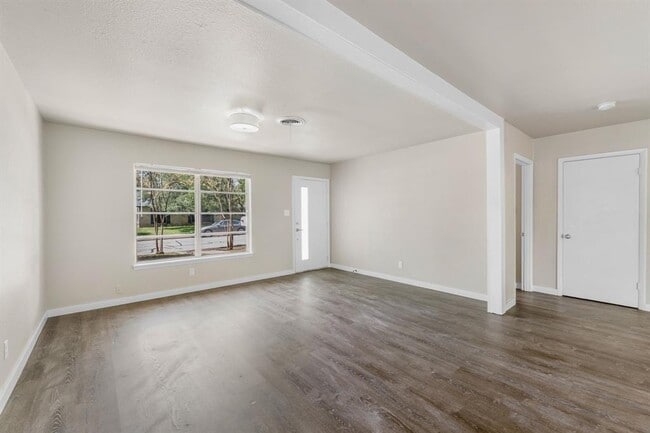 Building Photo - 5302 Robinsdale Ln
