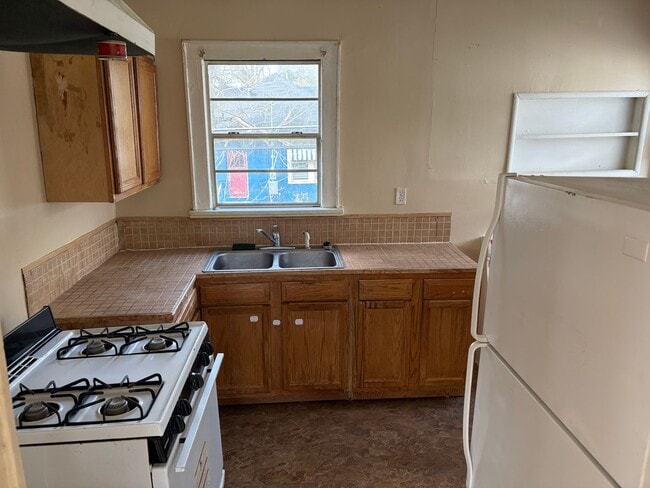 Building Photo - Cute Two Bedroom Apartment in Highland