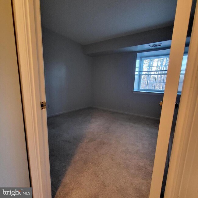 Building Photo - 5800 Cove Landing Rd