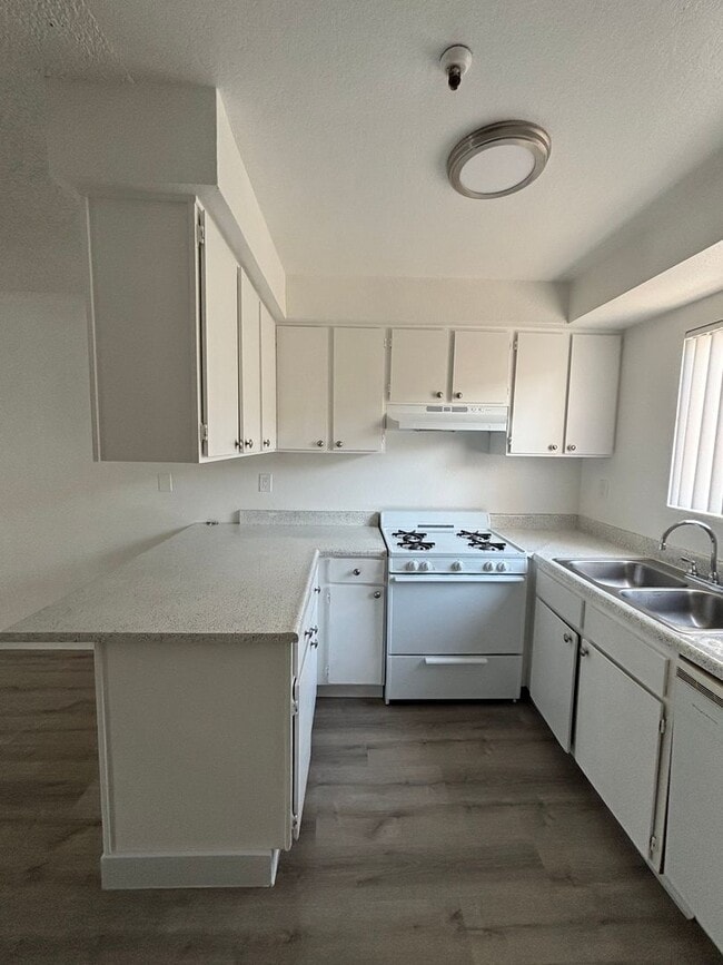 Interior Photo - 12909 Cordary Ave