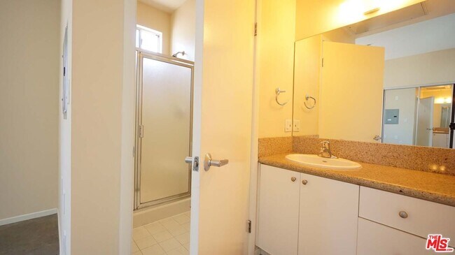 Building Photo - 922 W 23rd St