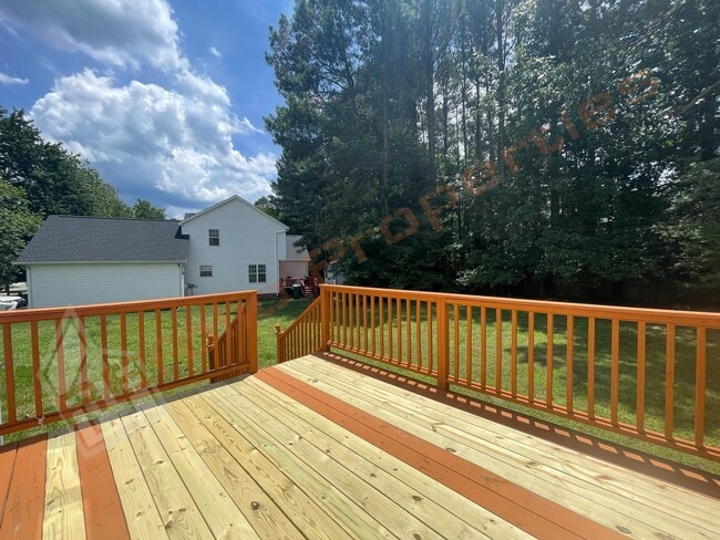 Building Photo - Beautiful 3 Bedroom 2 Car-Garage Home w/ H...