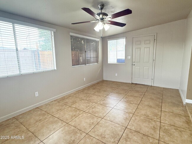 Building Photo - 348 E 8th Dr