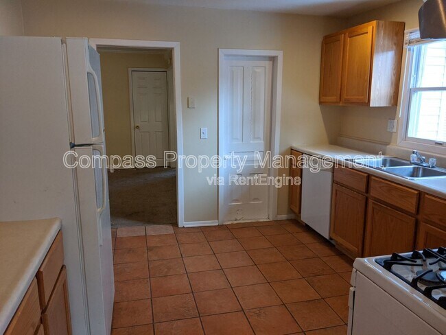 Building Photo - 142 Page St NE
